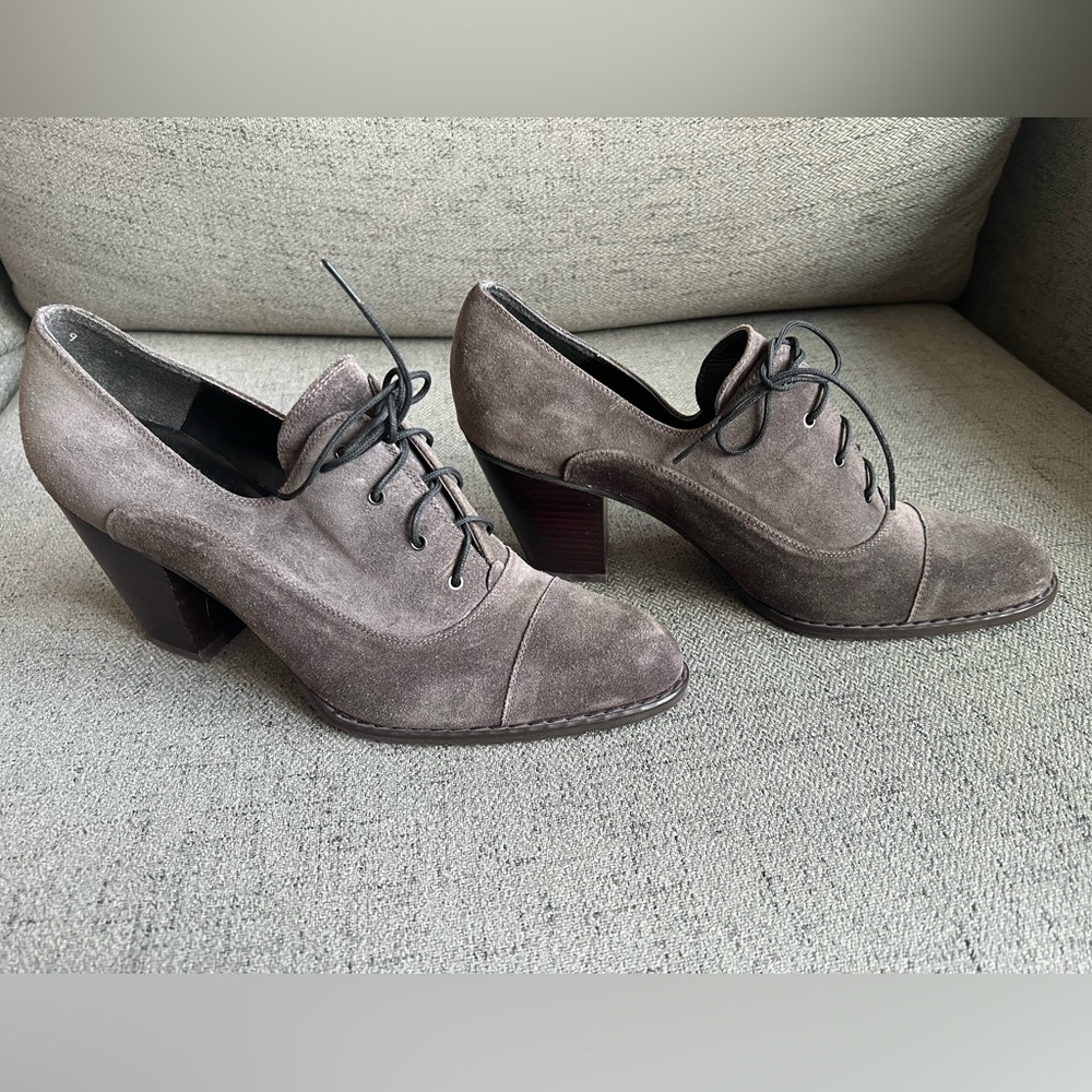 Stuart Weitzman Grey suede lace-up oxfords. Size 9